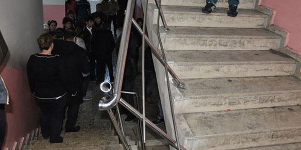 Okul merdiven korkuluu krld: 10 renci yaral