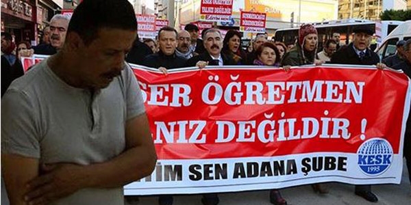 Eylemlere katılan öğretmen meslekten atıldı