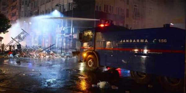 Toplumsal olaylara boyalı suyla müdahale