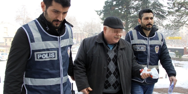 Emekli imam 5 bin paket kaçak sigara ile yakalandı