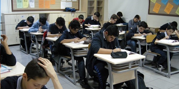 Lise öğrencileri zorunlu kurtarma sınavına giriyor