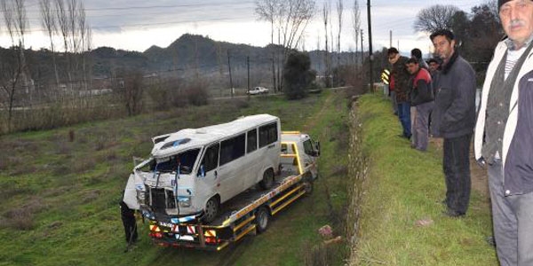 Öğrenci servisi şarampole uçtu: 12 yaralı