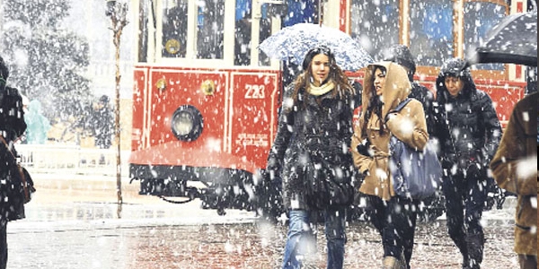 Kar yağışı Taksim'de de etkisi gösterdi