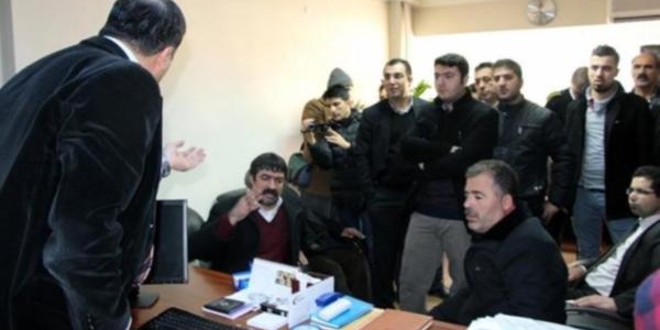 Vatandaşlar, DEDAŞ müdürünün odasını bastı