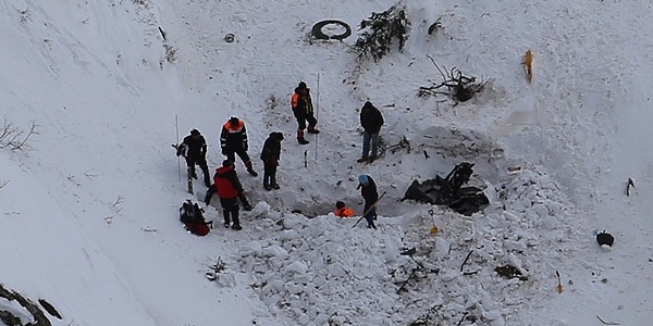 Çığ altında kalan 2 işçinin cesedine ulaşıldı