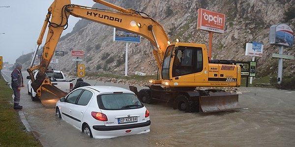 Antalya'da yağış ve fırtına hayatı felç etti