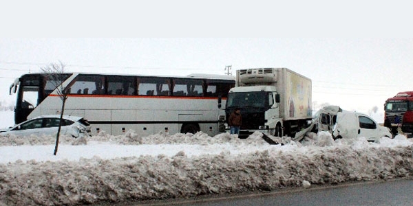 Zincirleme kaza, 13 araç birbirine girdi: 43 yaralı