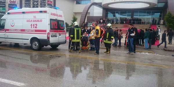 Alışveriş merkezinin tavanı çöktü: 4 yaralı