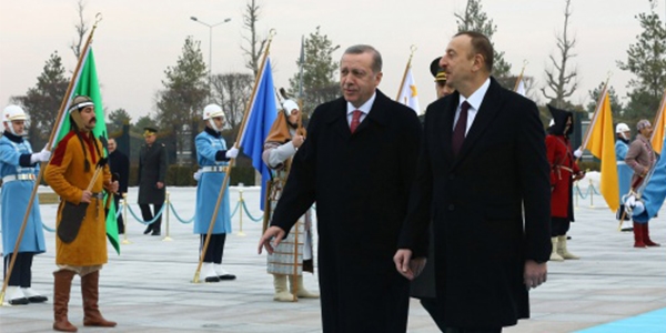 O askerlerle bu kez Aliyev'i karşıladı
