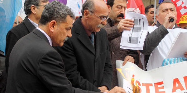 Memurlardan bordro yakma eylemi