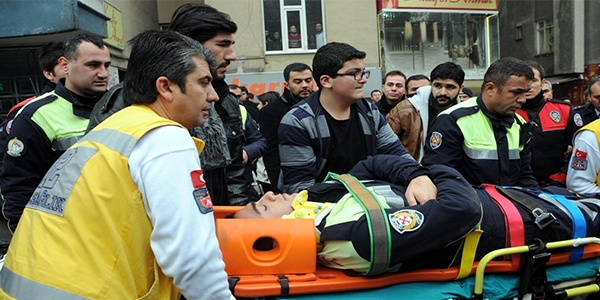 Otomobilin çarptığı motosikletteki polis yaralandı