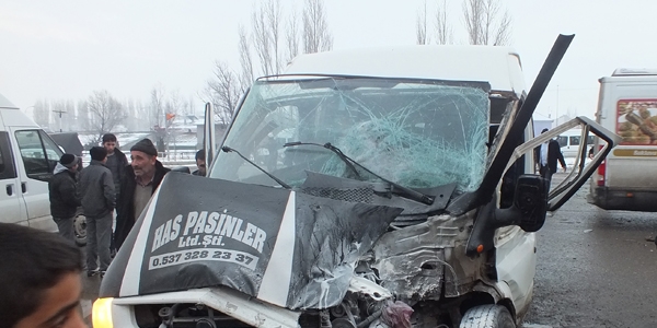 Otob�s ��renci servisine �arpt�: 8 yaral�