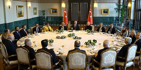 Protokol masasında yer alırsanız nelere dikkat etmelisiniz?