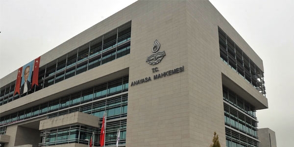 AYM, kararlarını İngilizce'ye çevirdi