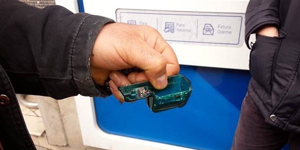 ATM'de bunu görürseniz hemen polisi arayın