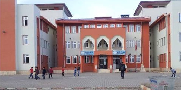 Okulun paras�n� ve bilgisayarlar�n� �ald�lar!