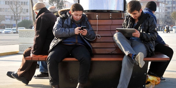 Belediye sokaklara 'şarj eden akıllı banklar' koydu
