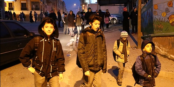 Sabah�n karanl���nda okul yolu!