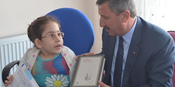 Engelli öğrenci karnesini evinde validen aldı