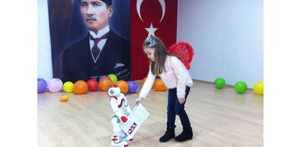 Bu okulda karneleri robot dağıttı