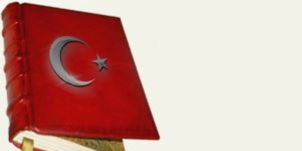 K�rm�z� kitap asl�nda k�rm�z� de�il maviymi�