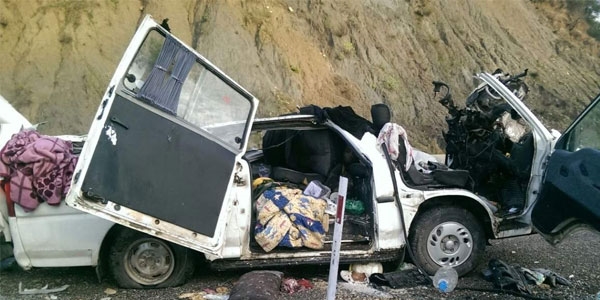 Minibüs, TIR'ın dorsesine çarptı: 2 ölü, 6 yaralı