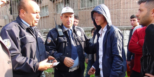 16 yaşındaki ehliyetsiz sürücü iki askeri ezdi