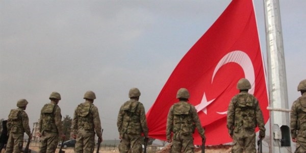 Suriye sınırına dev Türk bayrağı dikildi