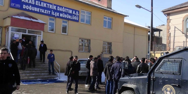 Esnaf, müdürün makamını bastı