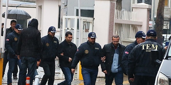 İzmir merkezli operasyonda 2 tutuklama