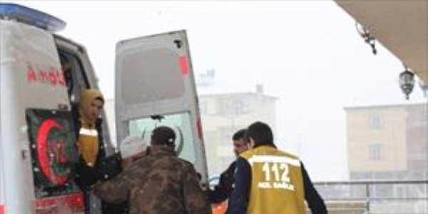 Polis aracı devrildi: 3 yaralı