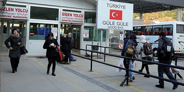 Sarp S�n�r Kap�s�'ndaki hareketlilik turizmi canland�rd�