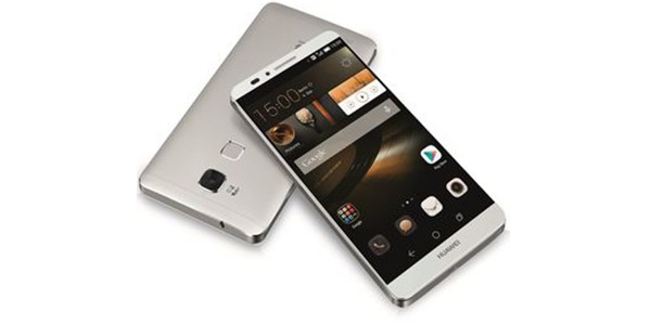 Merakla beklenen telefon raflarda yerini aldı.