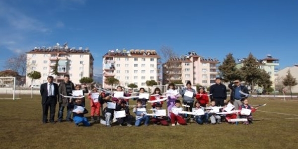 S�mestr tatilinde 'model u�ak' yapmay� ��rendiler