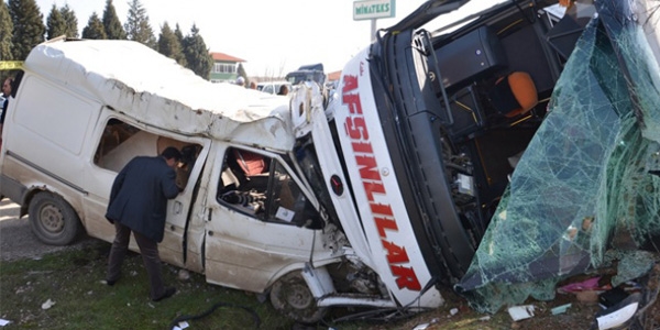 Yolcu otobüsü ile minibüs çarpıştı: 25 yaralı