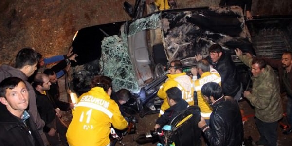 Belediye'ye ait kamyonet su kanalına devrildi: 1 ölü, 2 yaralı