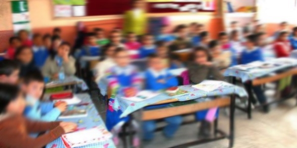 Öğretmenleri başka ilçeye atandığı için okula gitmiyorlar