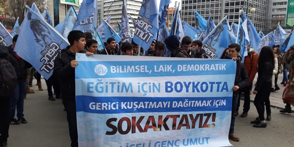 Liselilerden bakanlık önünde eylem
