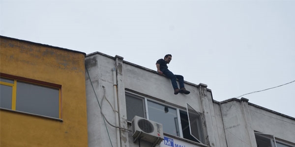 Polis 6. kattan atlayan kişiyi havada yakaladı / Video