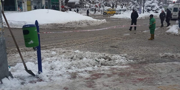 Şerit işçinin koluna bağlandı!