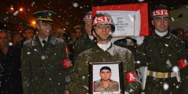 Şehit asker karlar altında toprağa verildi