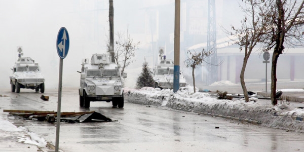 Yüksekova'da olaylar: 1 polis yaralı