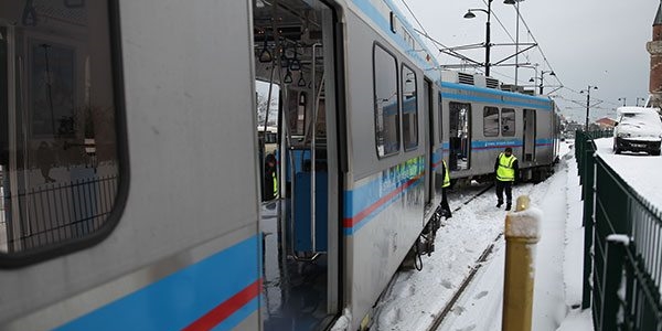 Yoğun kar, tramvayı raydan çıkardı