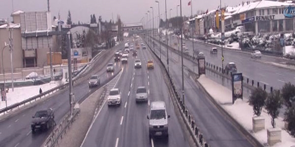 Özel araçlar trafiğe çıkmayınca yollar boş kaldı