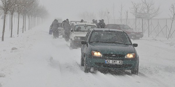 Konya'n�n di�er illerle karayolu ba�lant�s� kesildi