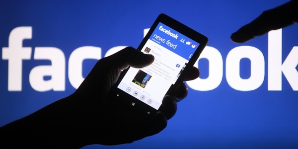Facebook, fotoğraflara 'çıkartma' özelliği ekledi