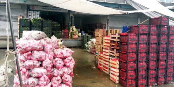 Yoğun kar meyve sebze hallerini etkiledi