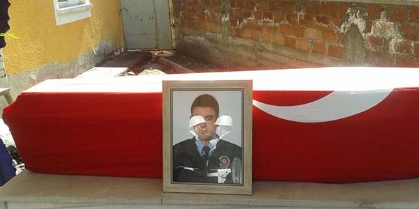 Genç polis memuru kansere yenik düştü