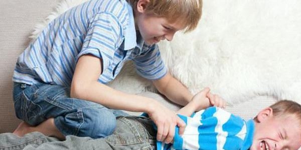 Kardeş kavgaları aileyi olumsuz etkiliyor