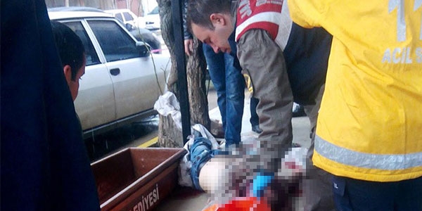 Askerden hava değişimine geldi, berberi bıçakla öldürdü